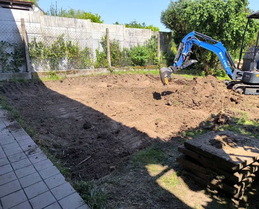 Erdarbeiten und Planierarbeiten mit Minibagger